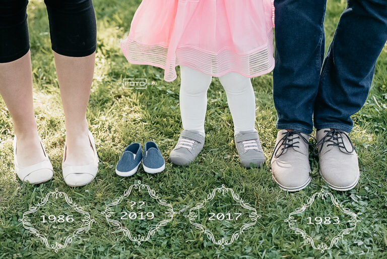Babybauchshooting mit der Familie, die Geburtsdaten sind als Symbol am Boden gezeichnet