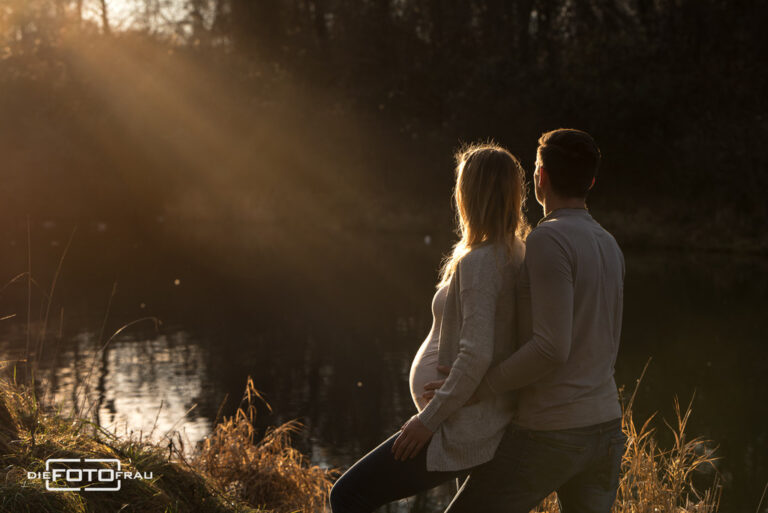 Babybauchshooting zur goldenen Stunde am See