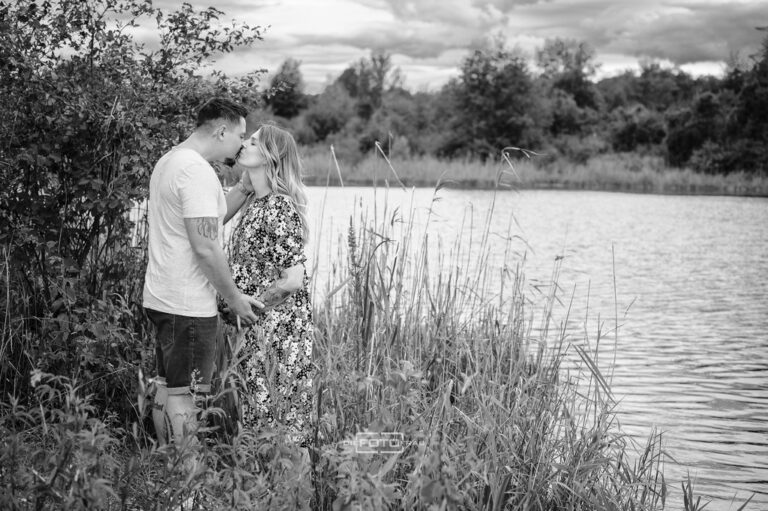 Babybauchshooting mit Partner am See, das Bild ist schwarzweiss
