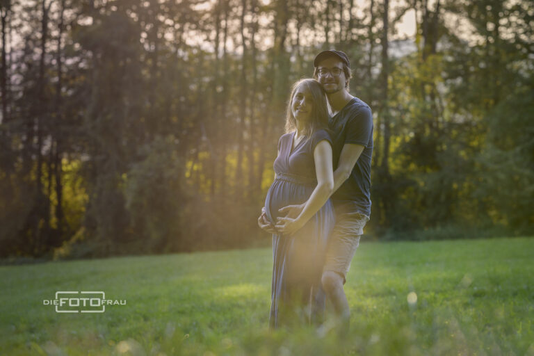Babybauchshooting in der Goldenen Stunde auf einer Waldlichtung