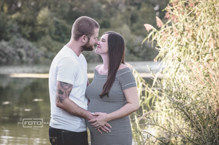 Babybauchshooting mit Partner am See in der Abendsonne