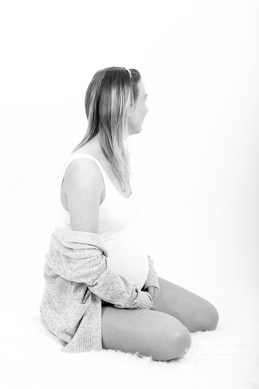 Babybauchshooting im Fotostudio mit Unterwäsche