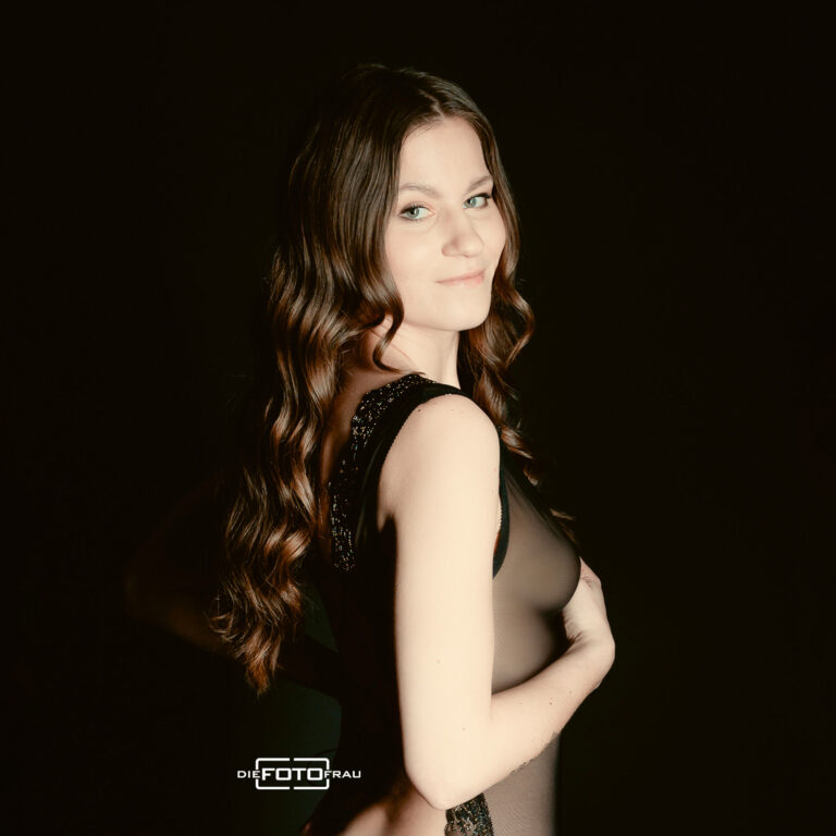Boudoirfoto mit schwarzen Dessous im Fotostudio Linz