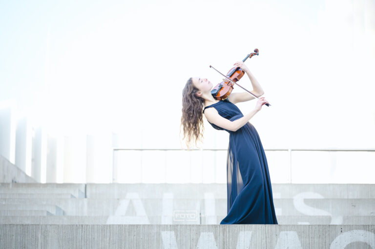 Businessportrait Violinistin Klara Brunnhofer auf den Treppen der Bruckner Universität Linz