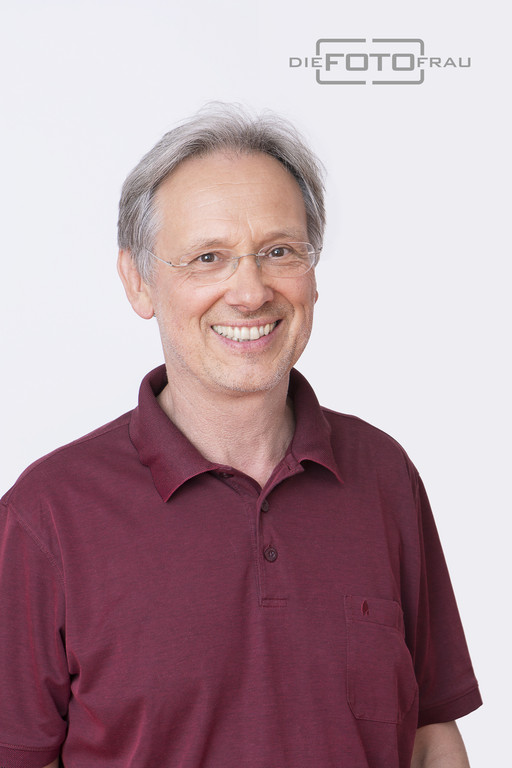 Businessportrait Dr. Wolfgang Plakolm von Aikumed im Büro seiner Praxis in Linz