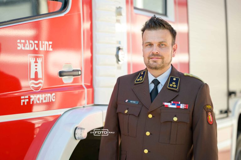 Businessportrait Feuerwehrmann vor Feuerwehrauto der FF Pichling in Galauniform
