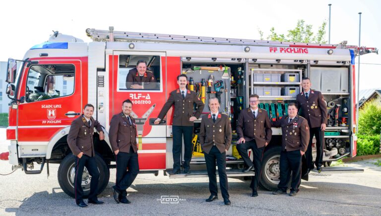 Businessportrait Feuerwehrkommando der FF Pichling vor Feuerwehrauto