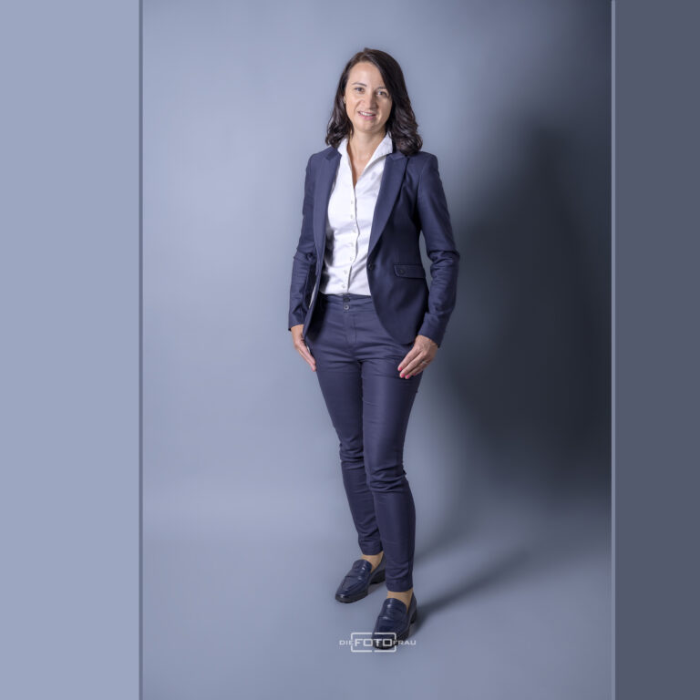 Businessportrait einer Dame im blauen Hosenanzug im Fotostudio Linz