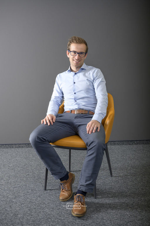Businessportrait Mitarbeiter Steuerberatung RPWT Steyregg im Büro der Niederlassung