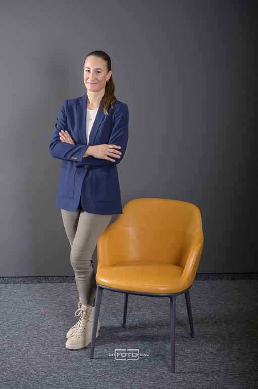 Businessportrait Mitarbeiterin Steuerberatung RPWT Steyregg im Büro der Niederlassung