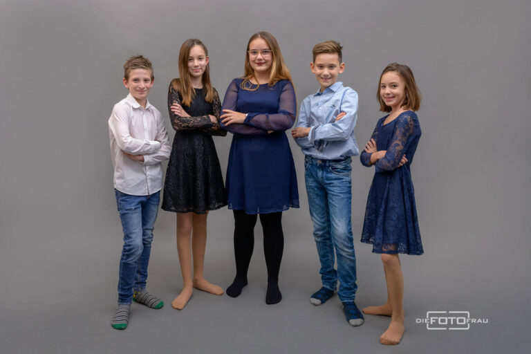 Familienfoto im Fotostudio Linz mit 5 Kindern