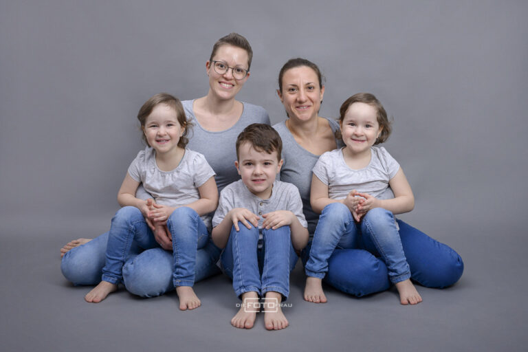 Familienfoto mit Müttern und 3 Kindern im Fotostudio Linz