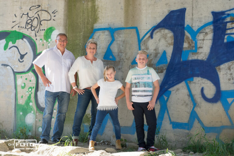 Familienfoto vor einer Wand mit Graffities