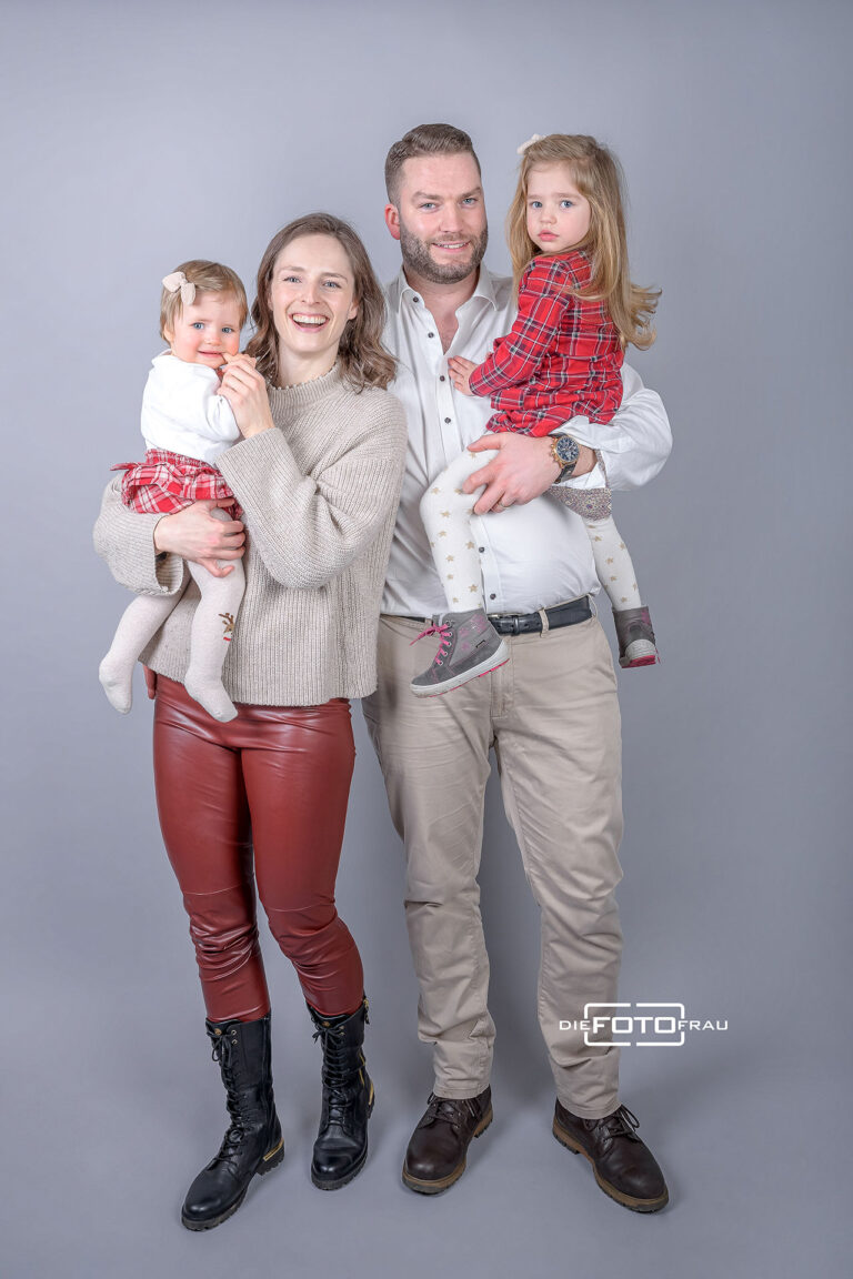 Familienfoto im Fotostudio Linz mit lachenden Eltern