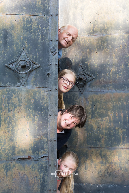 Familienfoto am Bauernhof