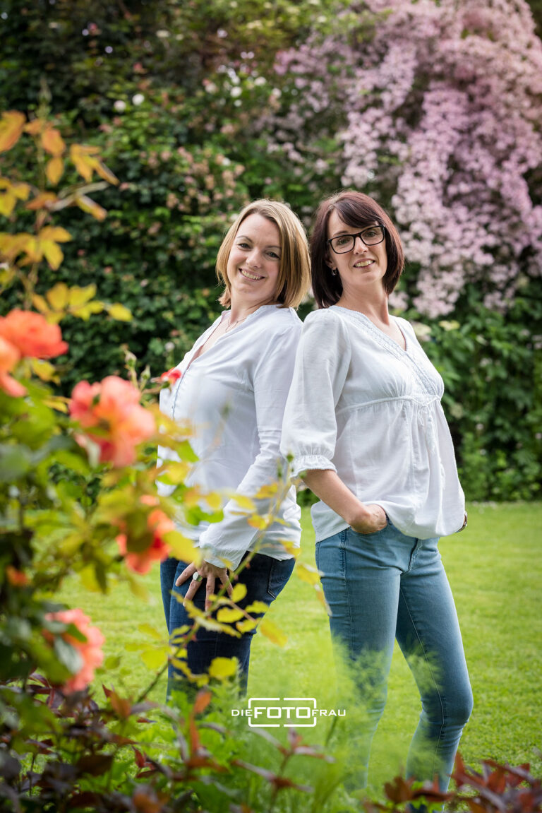 Geschwisterfoto erwachsener Frauen im Botanischen Garten