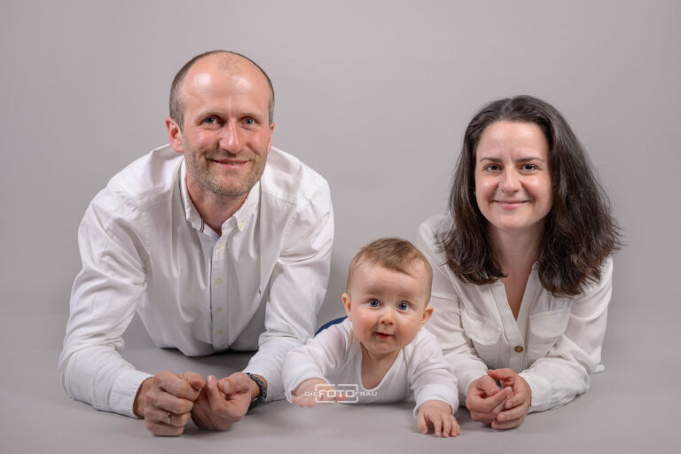 Familienfoto im Fotostudio Linz, die Familie liegt auf dem Bauch
