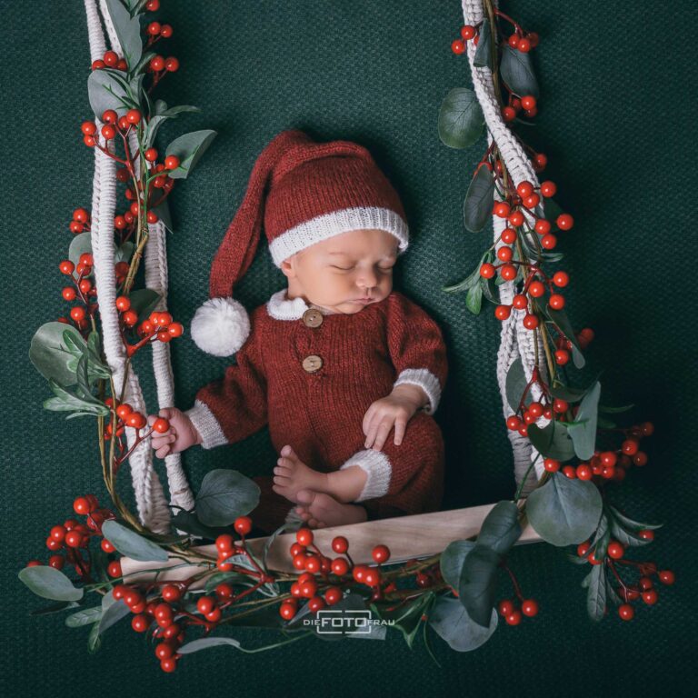 Neugeborenenfoto im Weihnachtslook