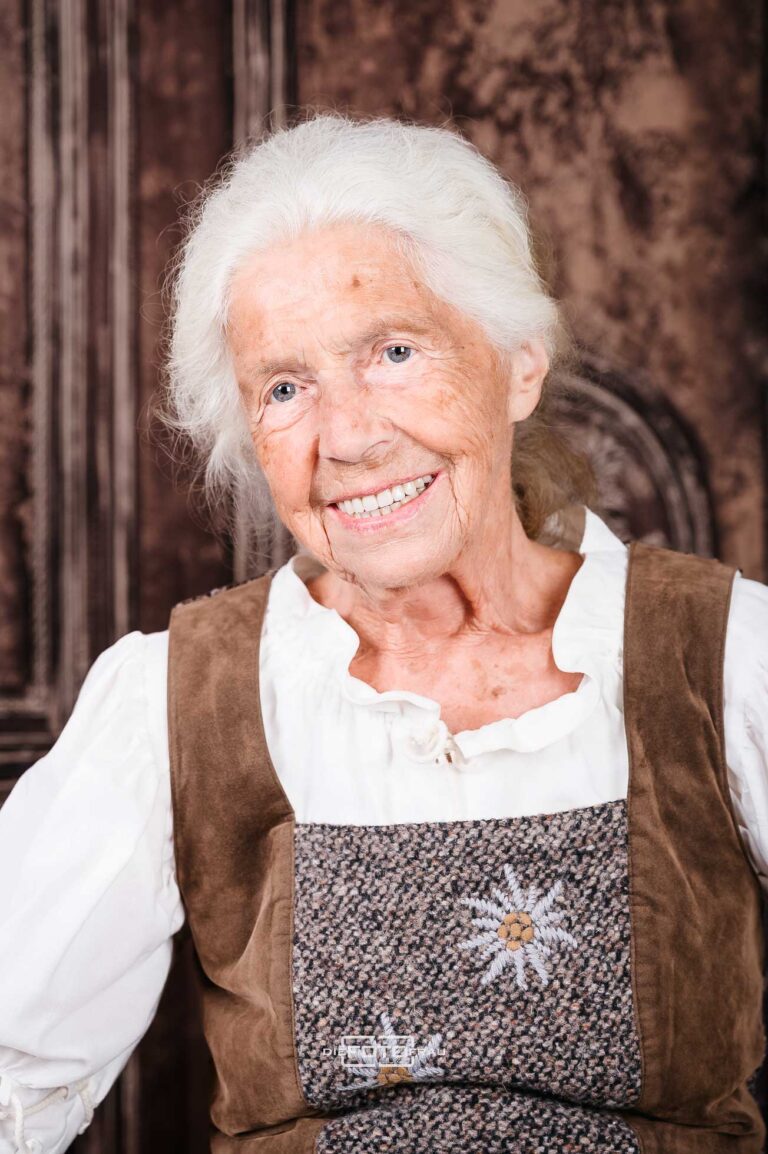 Portraitfoto im Fotostudio Linz zum 90. Geburtstag einer Dame, sie trägt ein Dirndlkleid