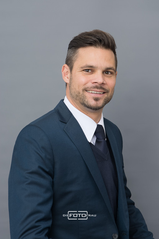 Portraitfoto eines Bankers im Anzug im Fotostudio Linz