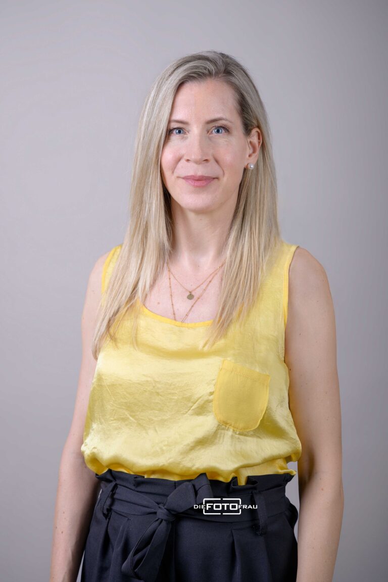 Portraitfoto einer jungen blonden Dame in gelber Bluse im Fotostudio Linz