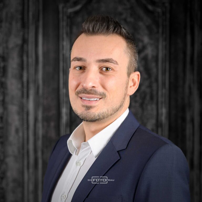 Portraitfoto eines jungen Herrn im Anzug im Fotostudio Linz