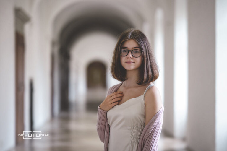 Portraitfoto einer jungen Dame bei der Firmung im Stift St. Florian