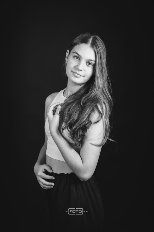 Portraitfoto eines jungen Mädchens in schwarzweiss mit langen Haaren im Fotostudio Linz