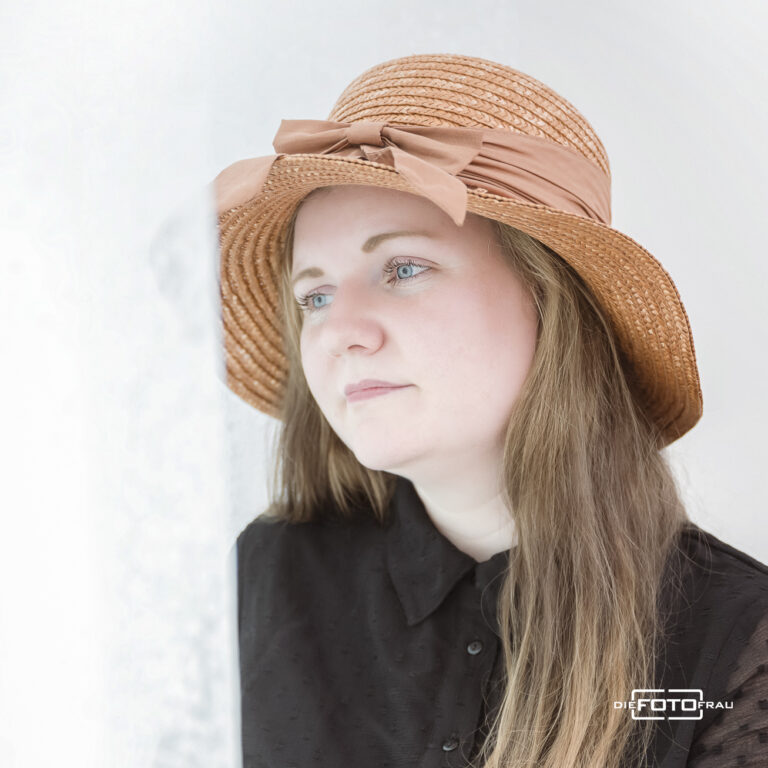 Portraitfoto einer trauernden Dame mit schwarzem Hut im Fotostudio Linz