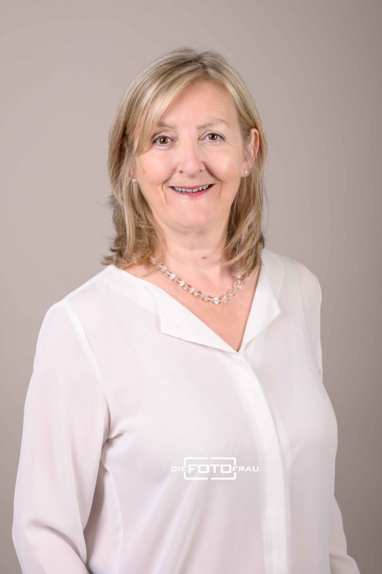 Portraitfoto einer Pharmareferentin in weisser Bluse im Fotostudio Linz