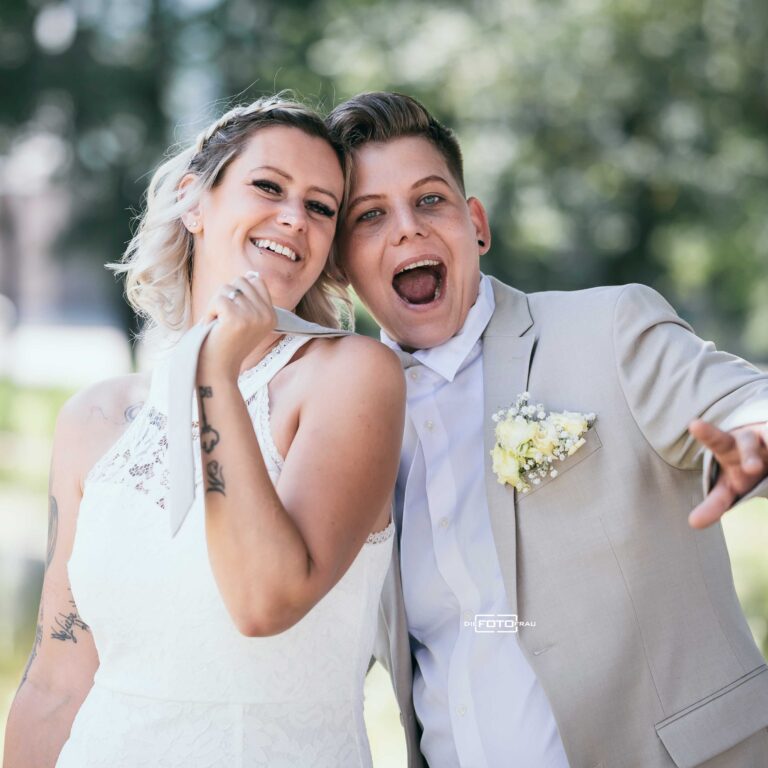 Hochzeitsshooting mit gleichgeschlechtlichem Paar im Garten