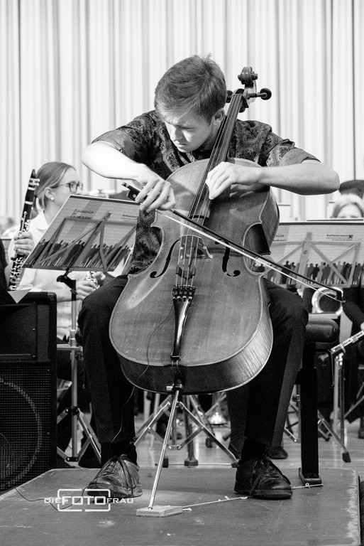 Musiker mit Cello in schwarz weiss