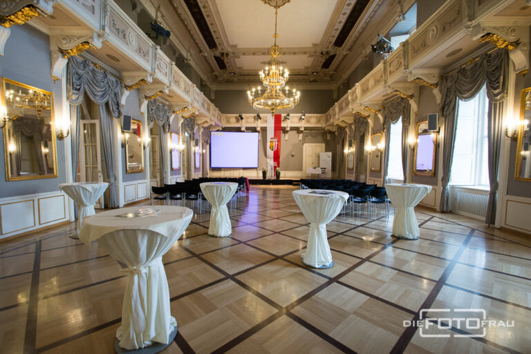 Linzer Redoutensaal mit Stehtischen und Leinwand