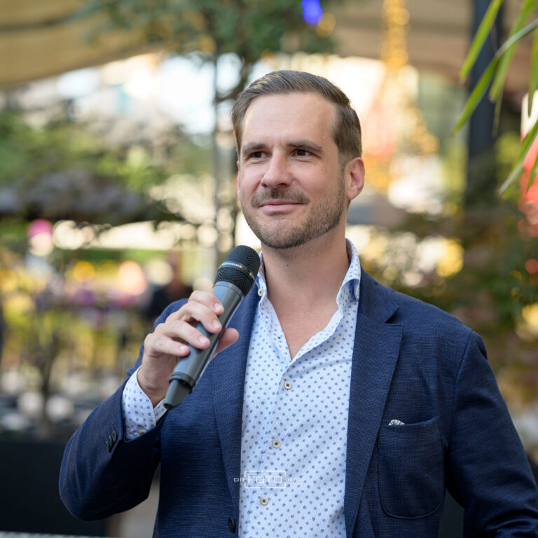 Christoph Zeininger Inhaber von Zeininger Immobilien bei Eröffnungsrede Event