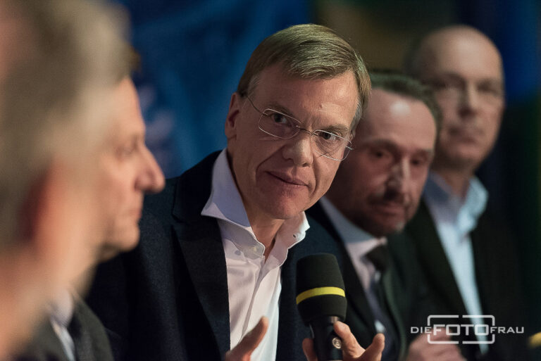 Mediziner bei Diskussion mit Kollegen bei Event