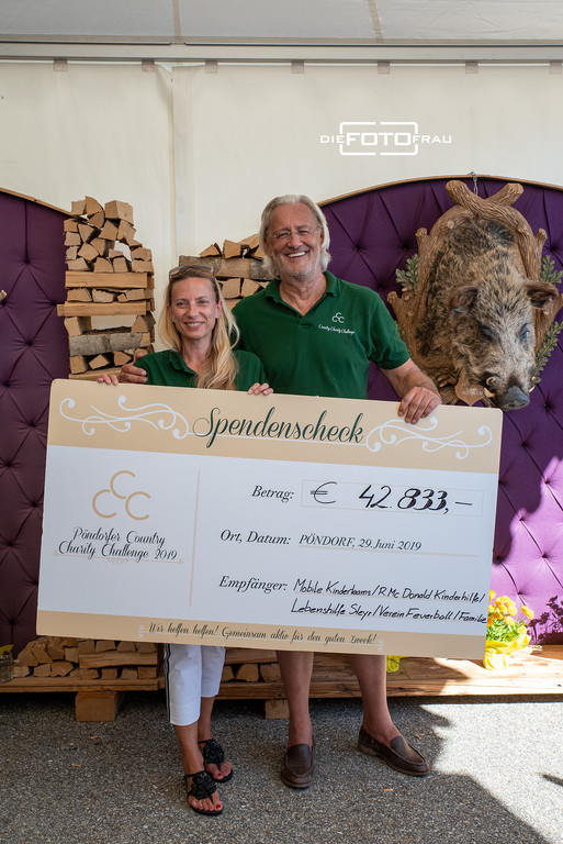 Spendenscheckübergabe der Pöndorf Charity