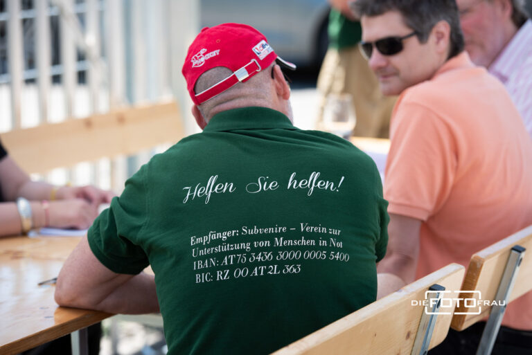Mann von hinten mit grünem T-Shirt mit Spendenaufdruck