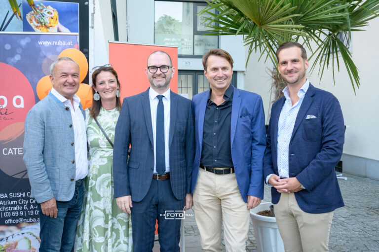 Inhaber von Zeininger Immobilien und Gäste bei Event am OK-Platz in Linz