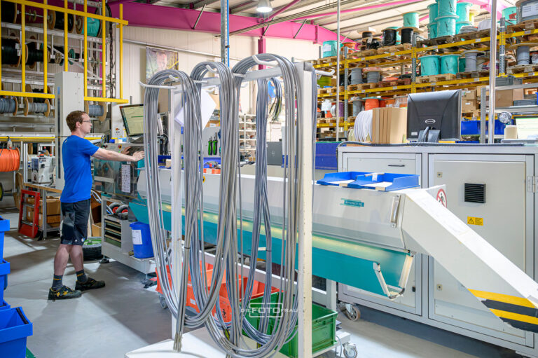 Kabelkonfektion Maschine und Mitarbeiter in Produktionshalle