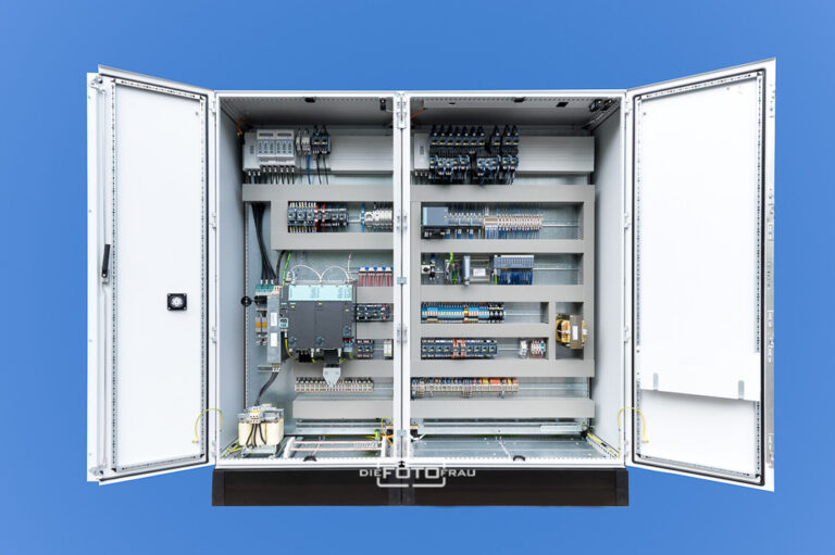 Elektroschaltschrank freigestellt auf blauem Hintergrund