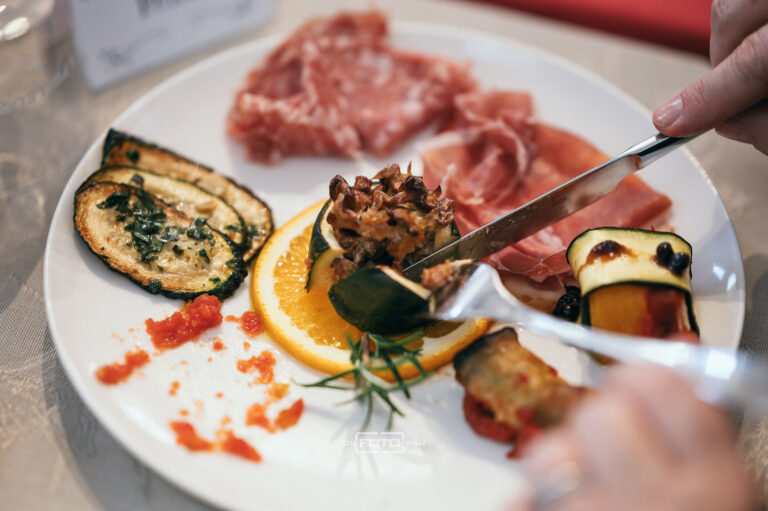 Detailaufnahme eines italienischen Gerichtes mit Essbesteck