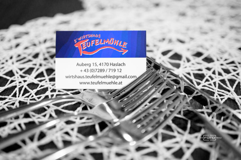 Visitenkarte eines Restaurants auf Essbesteck und Tischset dekoriert