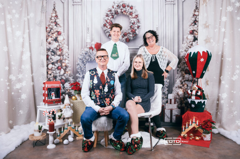 Familie in weihnachtlich dekoriertem Fotostudio in Linz