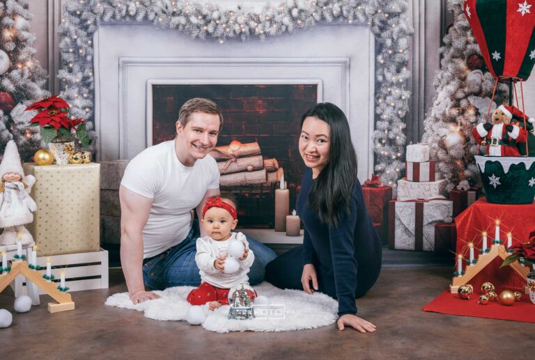 Familie in weihnachtlich dekoriertem Fotostudio in Linz