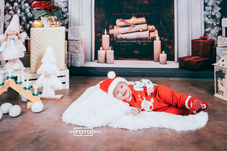 Baby in weihnachtlich dekoriertem Fotostudio in Linz