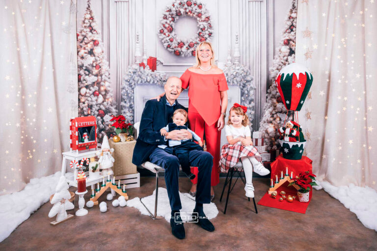 Familie in weihnachtlich dekoriertem Fotostudio in Linz