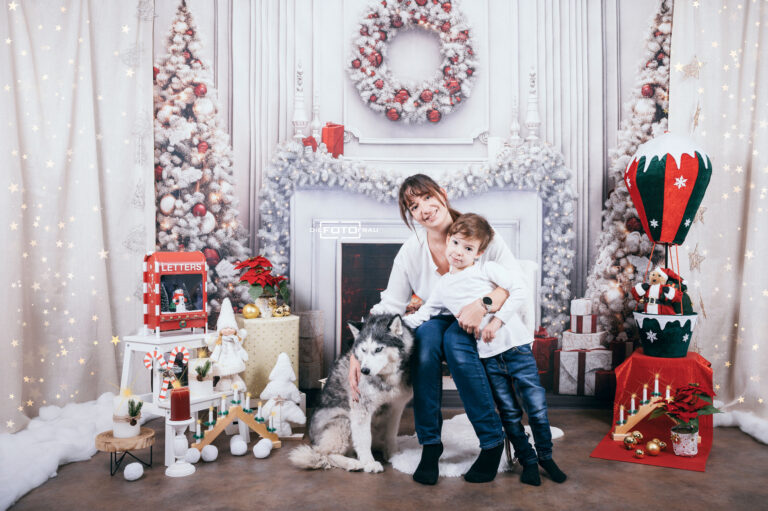 Familie mit Hund in weihnachtlich dekoriertem Fotostudio in Linz