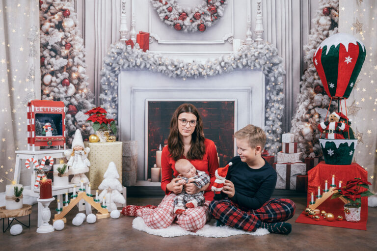 Familie in weihnachtlich dekoriertem Fotostudio in Linz