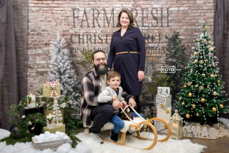 Familie in weihnachtlich dekoriertem Fotostudio in Linz