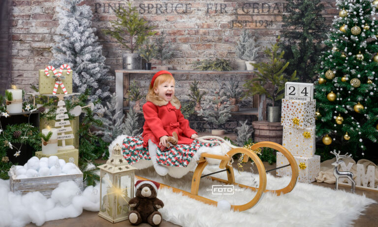 Kind in weihnachtlich dekoriertem Fotostudio in Linz
